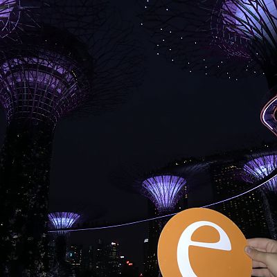 März 2018, Singapur: Das "e" mit Bastian an einer Light Show an der Marina Bay.