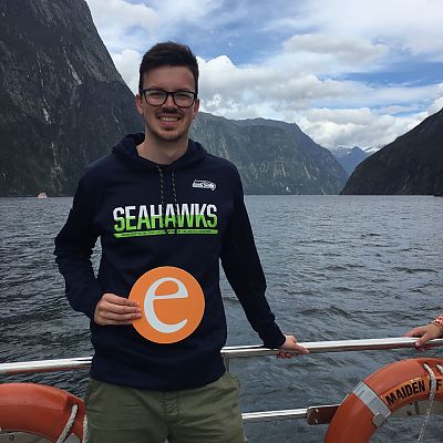 März 2018, Neuseeland: Das "e" mit Bastian am Milford Sound Fjord.