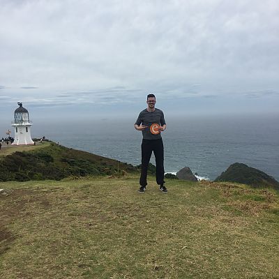 März 2018, Neuseeland: Das "e" mit Bastian am Cape Reinga, dem nördlichsten begehbaren Punkt Neuseelands.