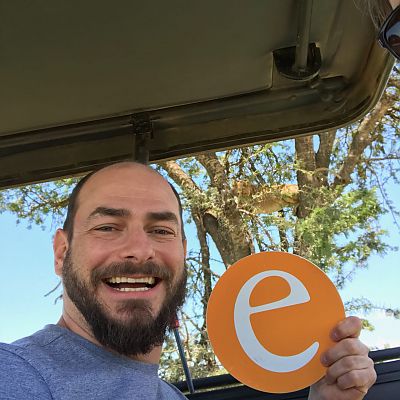 März 2018, Tansania: Unser Michael mit dem "e" auf Safari im Serengeti-Nationalpark.