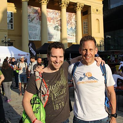 Unsere Sportler Bart und Stefan "strahlen" in der Innsbrucker Abendsonne. Es war viel los am Vorabend des Rennens. Seit unserer Teilnahme im Jahr 2016 hat sich die Teilnehmerzahl verdreifacht.