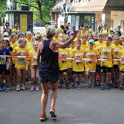 Im knallig gelben Trikot zeigten die Kids vor dem 1,2 km Lauf echte Begeisterung.