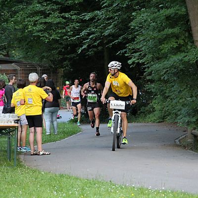 Tiergarten Nürnberg Verwaltungsleiter Dieter Kühnlein auf dem Bike mit dem späteren Sieger.