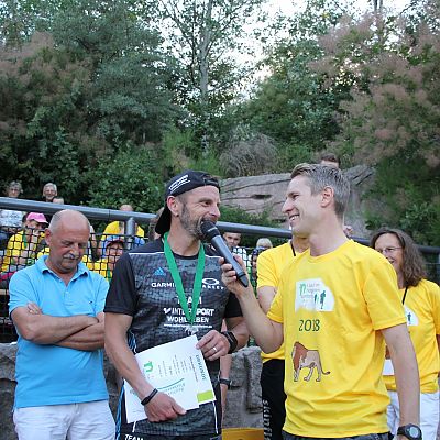 2018: Moderator Andi interviewt den Sieger der 10 km Distanz Alexander Finsel.