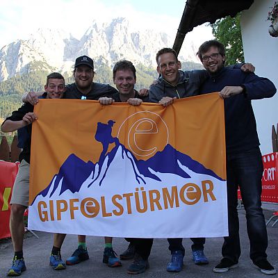 Flagge zeigen! Unsere Gipfelstürmer Thomas, Peter und Stefan mit den Schwarzwäldern Lars und Marcel.