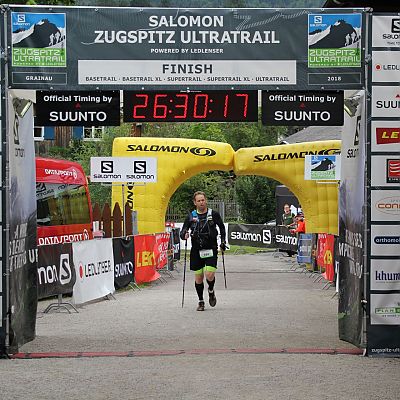 Auch das ist der ZUT: Während der Siegerehrung, nach 26:30 Stunden, kommt einer der letzten Läufer in Grainau an.
